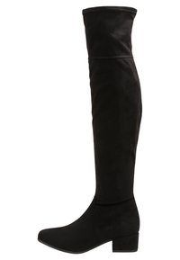 Schwarze Overknee-Stiefel aus weichem Wildleder. Mit einem flachen rechteckigen Absatz, figurbetonter Form und glatter Oberfläche ohne Verzierungen.