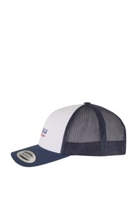 Hvit og marineblå mesh trucker caps med buet skjerm. Har broderi på forsiden og snapback-lukking. Teksturet mesh bak for ventilasjon.