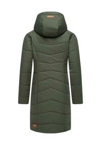 Lange, olijfgroene pufferjas met een capuchon, voorzien van zigzagstiksels, een logo patch nabij de zoom en lange mouwen.