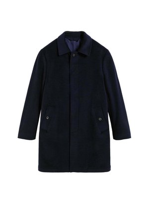 Abrigo de lana azul marino con corte recto, presenta un cuello, cierre de botones en la parte frontal y dos bolsillos con solapa. Textura suave y diseño minimalista.