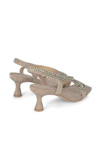 Sandalias de tacón de ante beige con una plantilla texturizada, que presentan una correa adornada con strass y un diseño de tacón curvado y acampanado.