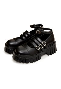 Pantofi din piele neagră cu trei curele pe partea superioară, vârf rotund și talpă groasă cu striații. Include curea ajustabilă la gleznă cu catarame din argint.