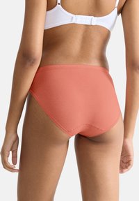 Hoog-getailleerde katoenen onderbroeken in terracotta kleur. Zachte textuur met een rekbare tailleband en gestikte randen voor een comfortabele pasvorm.