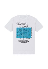Bílý bavlněný tričko s modrým abstraktním lineárním uměním s postavami, černým textem včetně "PATES BLANCHES" a "PICASSO," a podrobnostmi k události níže.