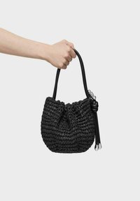 Bolso de mano negro tejido con un diseño texturizado y fruncido. Presenta asas de cuero y detalles metálicos. De forma compacta, adecuado para un uso casual.