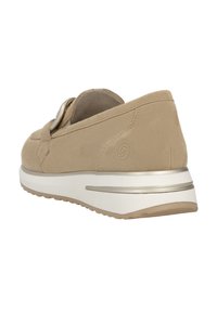 Beige suède instap schoenen met een ronde neuzen, gouden hardwareaccenten en een witte middenzool met een subtiele metalen streep, textuur outsole.