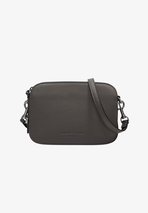 Sac à bandoulière en cuir gris de forme rectangulaire, avec fermeture éclair et bandoulière réglable. Présente un logo de marque en relief à l'avant.