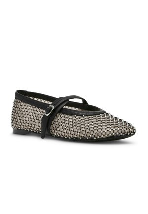 Scarpe flat con tomaia in rete argento e nero, con una fascia incrociata accentuata da una piccola fibbia metallica. Design a punta arrotondata.