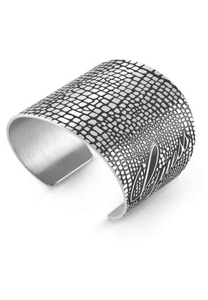 Bred sølvmanchetarmbånd med tekstureret sort skælmønster og ordet "blessed" skrevet på ydersiden.