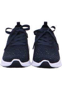 Marineblaue Sportschuhe mit einem strukturierten Strickoberteil, Schnürdesign und weißer Gummisohle. Mit einer Zuglasche an der Rückseite für einfaches Anziehen.