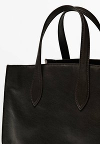 Donkerbruin leren tote bag met dubbele bovenhandvatten, met een gladde textuur en een hoekig ontwerp. De randen zijn strak met minimale hardware.