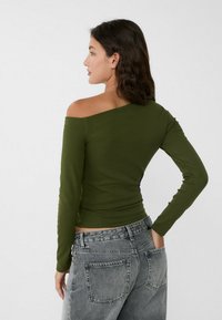 Stradivarius WITH ASYMMETRIC NECKLINE  - Langarmshirt - green