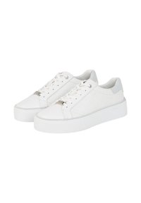 Witte sneakers met een gladde leren bovenkant, ronde neus, platte veters, subtiel gestructureerd patroon en een dikke witte platformzool.
