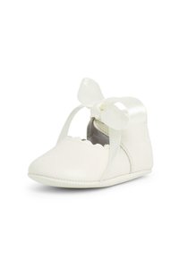Weiße Leder-Babieschuhe mit gewelltem Rand, Satinband-Verschluss, flacher Sohle und abgerundetem Zeh. Glatte Textur mit minimalen Nähdetails.