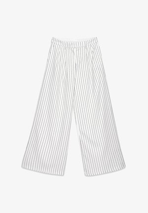 Balsvos plačios kelnės su juodomis vertikaliomis juostelėmis, turinčios elastingą juosmenį ir raukšlėtą priekinį dizainą. Minkšta audinio tekstūra.