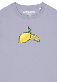 Lavender T-shirt met een graphic van een hele citroen en een citroenschijfje, met groene blaadjes als accent. Zachte stof, ronde halslijn, casual pasvorm.