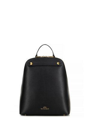 Schwarzer Leder-Rucksack mit strukturierter Form, goldenen Hardware-Akzenten, einem oberen Griff und glatter Textur. Verfügt über ein Markenlogo an der Basis.