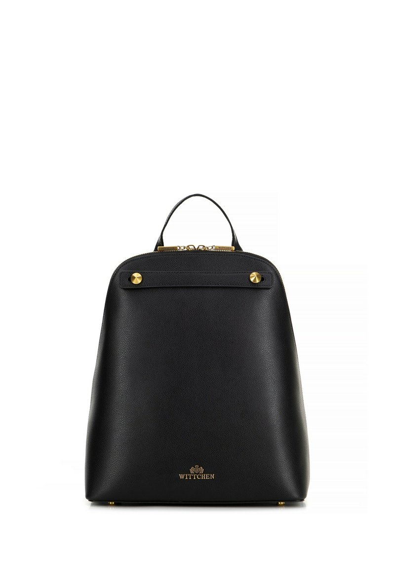 Zaino in pelle nera con forma strutturata, dettagli in metallo dorato, manico superiore e texture liscia. Presenta un logo del marchio alla base.