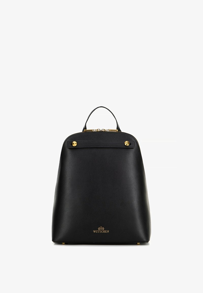 Czarna skórzana plecak o strukturze, złote akcenty hardware, górny uchwyt i gładka faktura. Posiada logo marki u podstawy.