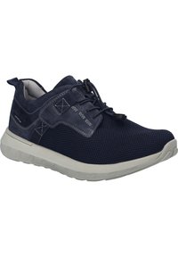 Scarpe sportive blu navy realizzate in rete e suede, dotate di suola in gomma, lacci elasticizzati e accenti di cucitura sul lato.