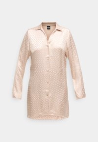 Cămașă din mătase cu mâneci lungi, de culoare bej deschis, cu un model geometric subtil, cu închidere prin butoni și guler clasic. Textură netedă cu un finisaj ușor lucios.