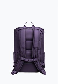 Sac à dos en tissu violet avec un dos et des bretelles rembourrés en mesh, plusieurs compartiments zippés, une poignée supérieure et des boucles réglables.
