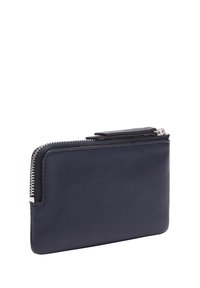 Portefeuille en cuir marine avec une texture lisse, fermeture éclair et quincaillerie en ton argent. Forme compacte et rectangulaire avec un design minimaliste.