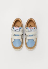 Baskets bleu et beige avec deux bandes Velcro, matériaux en daim et en simili cuir, bout rond et intérieur rembourré.