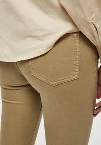 Desires DELOLA GARMENT DYE MIDWAIST - Prigludę džinsai - pale kahki