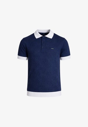 Tmavomodrá polokošeľa s krátkym rukávom, bielym golierom, manžetami a lemom, tromi gombíkmi a jemným geometrickým vzorom po celej tkanine.