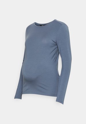 T-shirt de maternidade de mangas longas em tecido azul suave, com decote redondo, design ajustado e painel lateral para maior conforto na barriga.