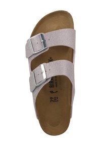 Jednoduchá růžová třpytivá sandál s dvěma nastavitelnými stříbrnými sponami a hnědou tvarovanou stélkou, velikost 39 zobrazená z vrchu.