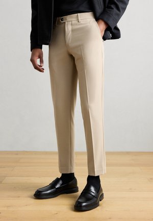 CLUB PANTS - Nohavice chinos - mid stone