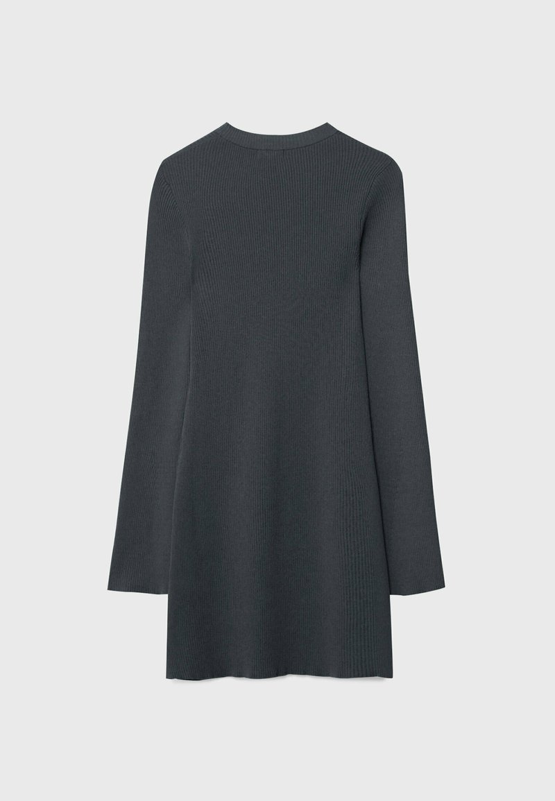 Rippendes, dunkelgraues Langarmkleid mit rundem Ausschnitt, gerade geschnitten und aus weichem Material, geeignet für Freizeitmode.