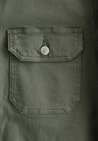 Next REGULAR FIT BUTTON UP - Spijkerjas - sage green