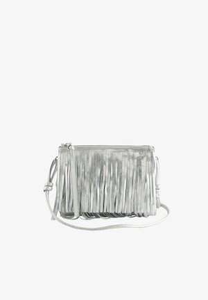 Sudraba ādas crossbody soma ar fringu detaļām, ar rāvējslēdzēja aizdari, regulējamu siksnu un gludu tekstūru. Kompakta taisnstūra forma.