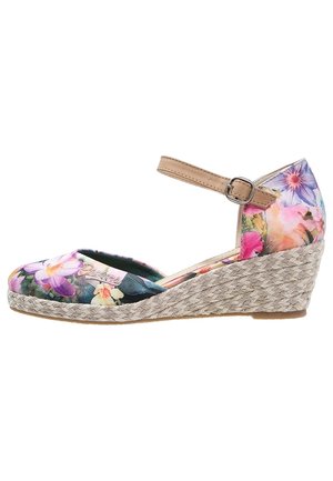 Klinowe espadryle kwiatowe z teksturowaną, jutową platformą, kolorową cholewką z tkaniny z jaskrawymi kwiatami oraz jasnobrązowym paskiem wokół kostki.