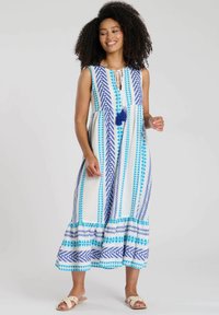 Mouwloze maxi-jurk met een blauw en turquoise geometrisch patroon op een witte achtergrond, met een gelaagde zoom en een trekkoord bij de halslijn.