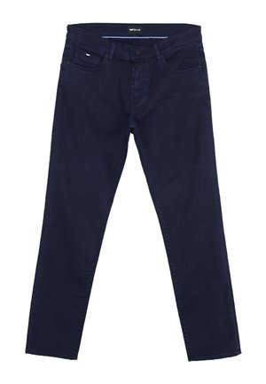 Ciemnoniebieskie dopasowane jeansy z guzikiem z przodu, zamkiem błyskawicznym, szlufkami na pasek i pięcioma kieszeniami, ułożone na płasko na białym tle.