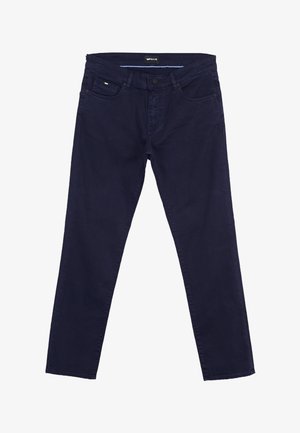 Donkerblauwe slim-fit jeans met knoop aan de voorkant, ritssluiting, riemlussen en een ontwerp met vijf zakken, plat op een witte achtergrond gelegd.