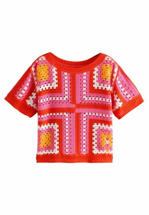 Czerwony sweter na szydełku z różowymi, pomarańczowymi i białymi geometrycznymi wzorami, luźny krój i krótkie rękawy. Teksturowany, otwarty splot.