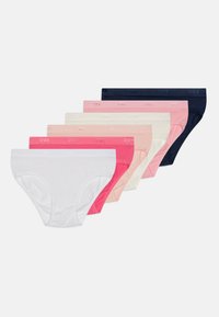 Six paires de culottes en coton pour femmes en blanc, rose et bleu marine, dotées de ceintures élastiques avec un logo. Chaque culotte a une texture lisse et une coupe classique.