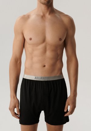 Czarne bokserki wykonane z miękkiego materiału, z srebrnym elastycznym paskiem w talii z wytłoczonym napisem "ATLANTIC" oraz dwoma guzikami z przodu.