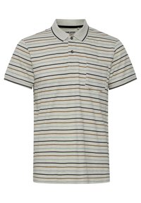 Kortermet polo-skjorte i lys grå med horisontale striper i svart, brun og beige. Inkluderer en brystlomme og en klassisk krage.