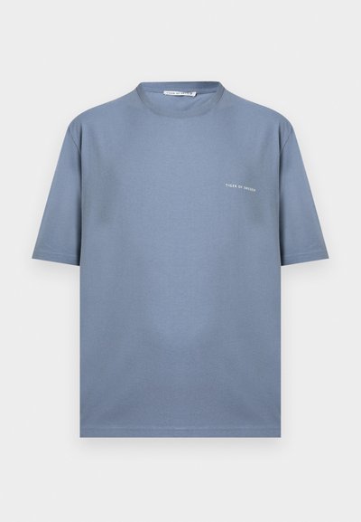 Μπλε κοντομάνικη μπλούζα με στρογγυλή λαιμόκοψη και το λογότυπο "Tiger of Sweden" τυπωμένο με μικρά λευκά γράμματα στο αριστερό στήθος.