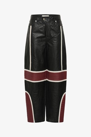 Zwarte wijde leren broek met witte verticale strepen en horizontale wijnrode gestikte panelen boven de knieën en op de onderbenen.