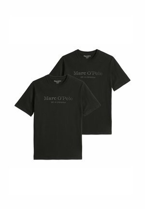 Zwei schwarze Marc O’Polo T-Shirts mit kurzen Ärmeln, Rundhalsausschnitt und dem aufgedruckten Text „Marc O’Polo EST. IN STOCKHOLM“ auf der Brust.