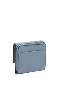 Niebieski skórzany portfel z zamknięciem na zamek błyskawiczny, slotami na karty i gładką teksturą. Posiada kontrastujące przeszycia i akcenty w srebrnym kolorze.