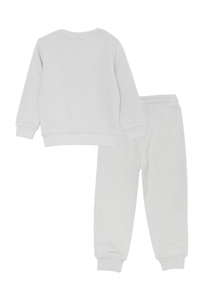 Set di felpa grigia chiara per bambini e pantaloni jogger con vita elasticizzata, mostrato da dietro, con polsini e orlo rigati.