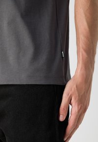 BOSS THOMPSON - Jednoduché tričko - medium grey